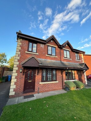 House | Exterior - Cozy Rochdale Retreat for Families and Couples (Rochdale)