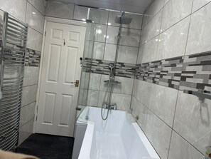 House | Bathroom | Combined shower/tub, deep soaking tub, towels - Cozy Rochdale Retreat for Families and Couples (Rochdale)