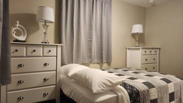 3 slaapkamers, een strijkplank/strijkijzer, gratis wifi, beddengoed