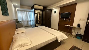 Basic Double Room | Desk, soundproofing, free WiFi