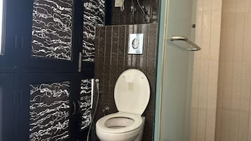 基本雙人房 | 加高廁板