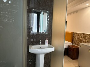 Escritorio, sistema de insonorización, wifi gratis