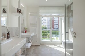 Shower, hair dryer, slippers, towels - Apartments Hotel Stadt Hamburg (Sylt)