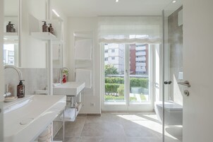 Dusche, Haartrockner, Hausschuhe, Handtücher