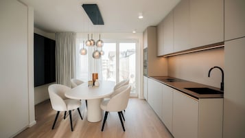 Apartment 11 | Essbereich im Zimmer