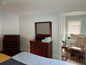 3 bedrooms, desk, iron/ironing board, travel cot - Historic 1820s Farmhouse Near Camden Harbor • Pet-Friendly Coastal Stay (Camden)