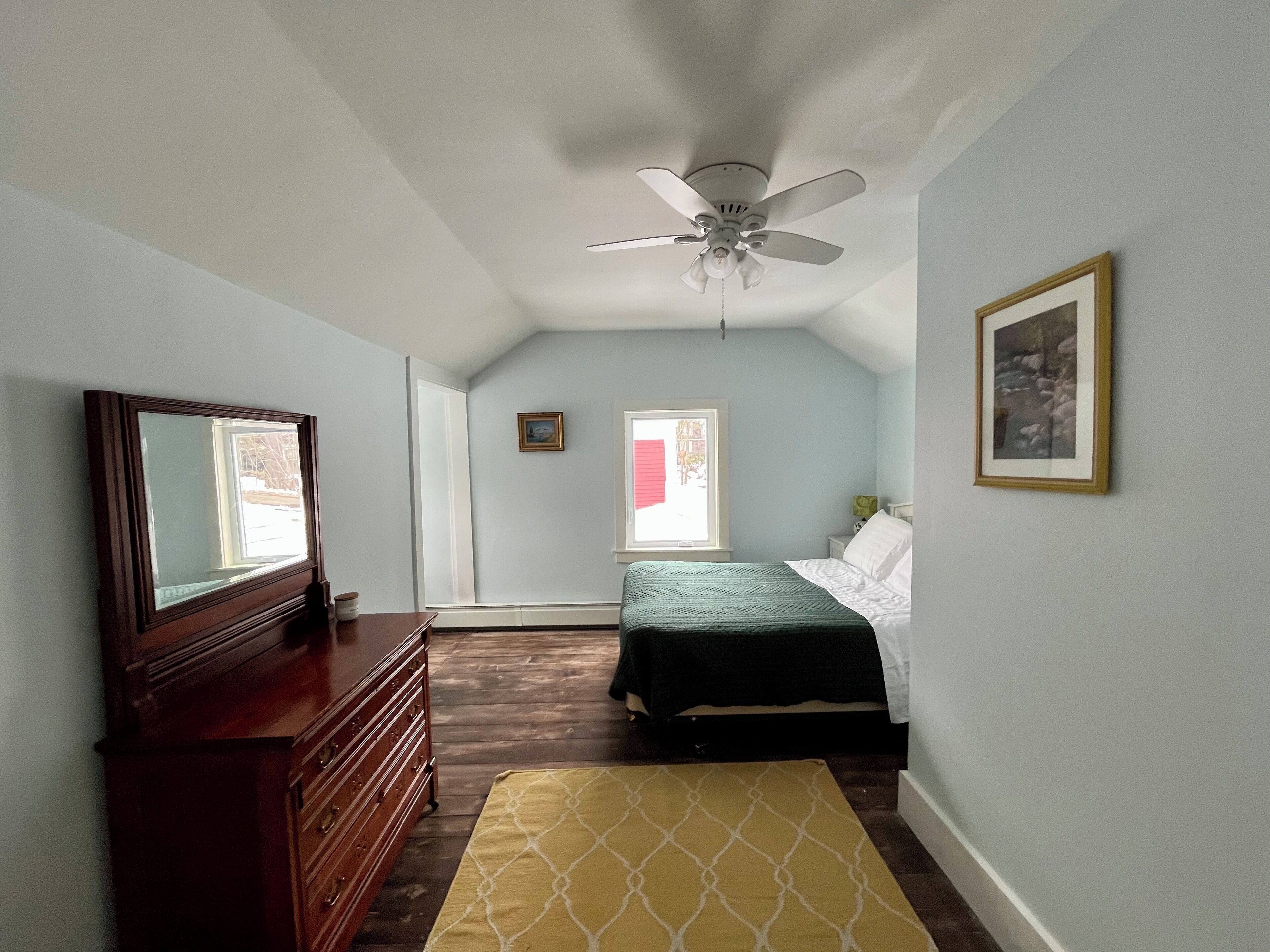 3 chambres, bureau, fer et planche à repasser, lit parapluie