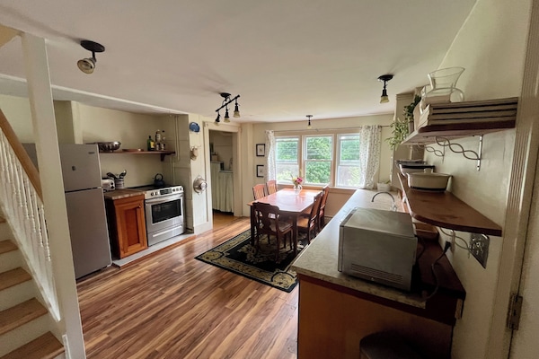 Een koelkast, een microgolfoven, een oven, een kookplaat