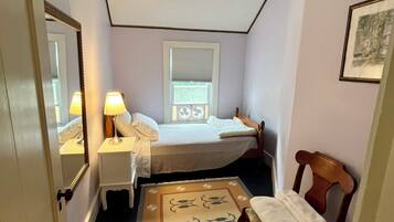 3 slaapkamers, een bureau, een strijkplank/strijkijzer, reisbedje