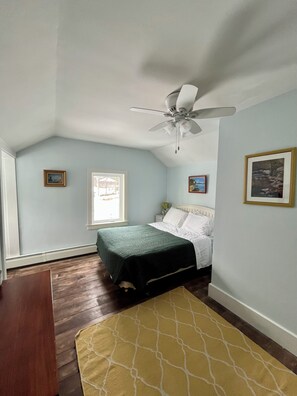 3 bedrooms, desk, iron/ironing board, travel cot