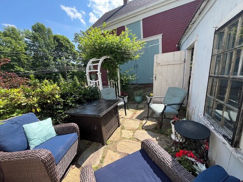 Historic 1820s Farmhouse Near Camden Harbor • Pet-Friendly Coastal Stay