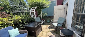 Historic 1820s Farmhouse Near Camden Harbor • Pet-Friendly Coastal Stay