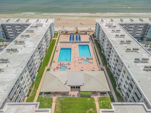 Charming 1bd/1ba ocean front condo complex in New Smyrna Beach with beach access