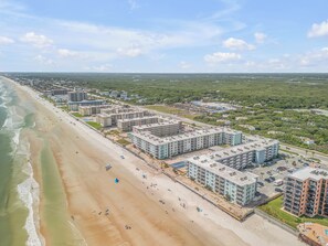 Plage, chaises longues, serviettes de plage