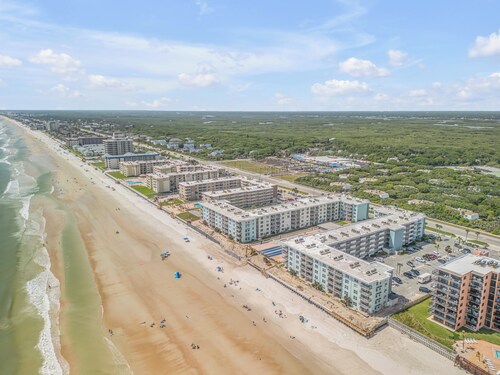 Charming 1bd/1ba ocean front condo complex in New Smyrna Beach with beach access