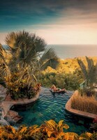 Piscina externa, funciona das 8h às 21h, espreguiçadeiras