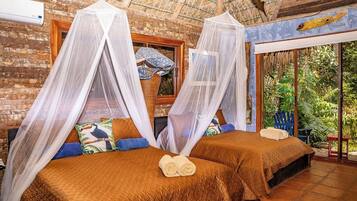 Quarto quádruplo conforto, sacada | Camas com colchões pillow-top, cofres nos quartos