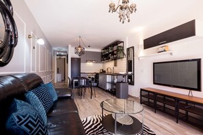 Smart TV - Tenerife Royal Gardens - Beachfront Bliss. One Bedroom Apartment - pool view (Playa de la Américas)