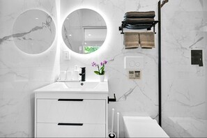 Hair dryer, bidet, towels, soap - Super Modern Miami Oasis min from Design District, Wynwood and South Beach. (Miami)