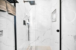Haartrockner, Bidet, Handtücher, Seife