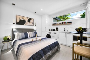 Tabla de planchar con plancha, wifi gratis y ropa de cama 