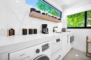 Fridge, microwave, oven, dishwasher - Super Modern Miami Oasis min from Design District, Wynwood and South Beach. (Miami)