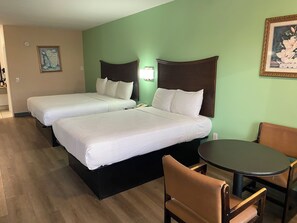 In-room safe, desk, laptop workspace, blackout curtains - Security inn & suites (Lake City)