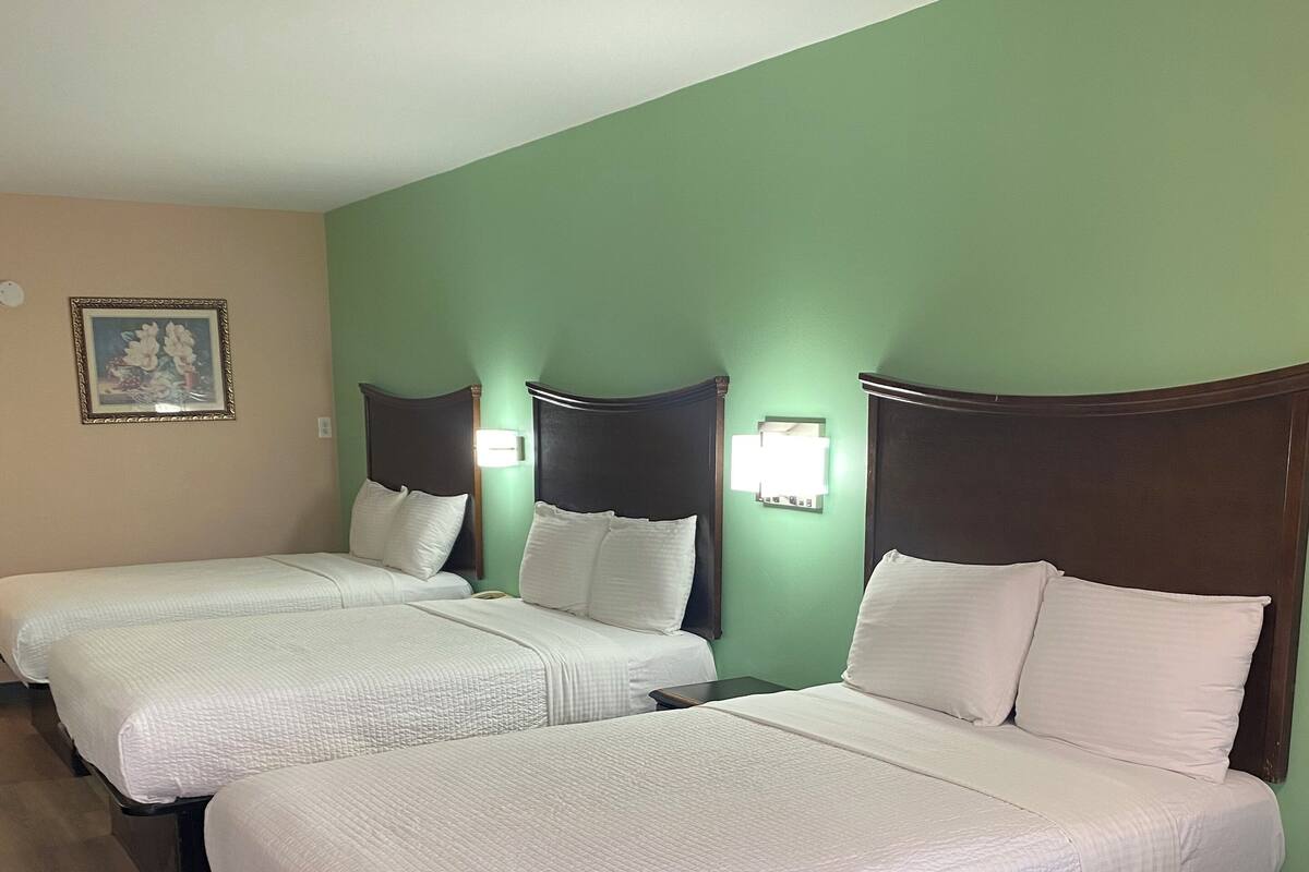 Comfort Triple Room | 1 bedroom, in-room safe, desk, laptop workspace