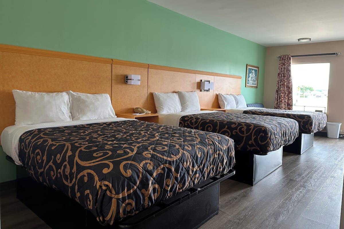 Comfort-Dreibettzimmer | 1 Schlafzimmer, Zimmersafe, Schreibtisch, laptopgeeigneter Arbeitsplatz