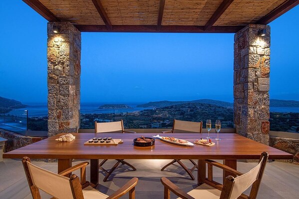 Outdoor dining - Ninemia Villa Complex in Crete (Plaka)