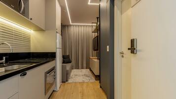 Microondas, parrilla de estufa, cafetera y tetera y tetera eléctrica