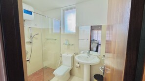 Shower, free toiletries, towels, soap - Olivia Hotel Nuwaraeliya (Nuwara Eliya)