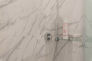 Dusche, Haartrockner, Bidet, Handtücher