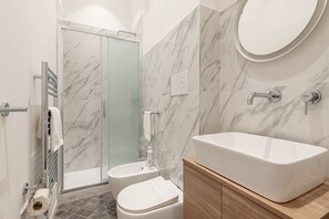 Douche, séchoir à cheveux, bidet, serviettes fournies