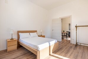 1 chambre, fer et planche à repasser, draps fournis