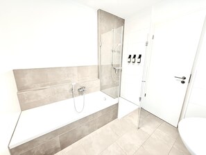 Hiustenkuivaaja, pyyhkeet, saippua, sampoo