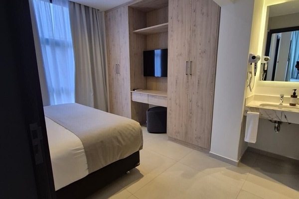 Suite – comfort, 2 soverom, tilpasset bevegelseshemmede, balkong | Minibar, safe på rommet, skrivebord og skrivebord for bærbar PC
