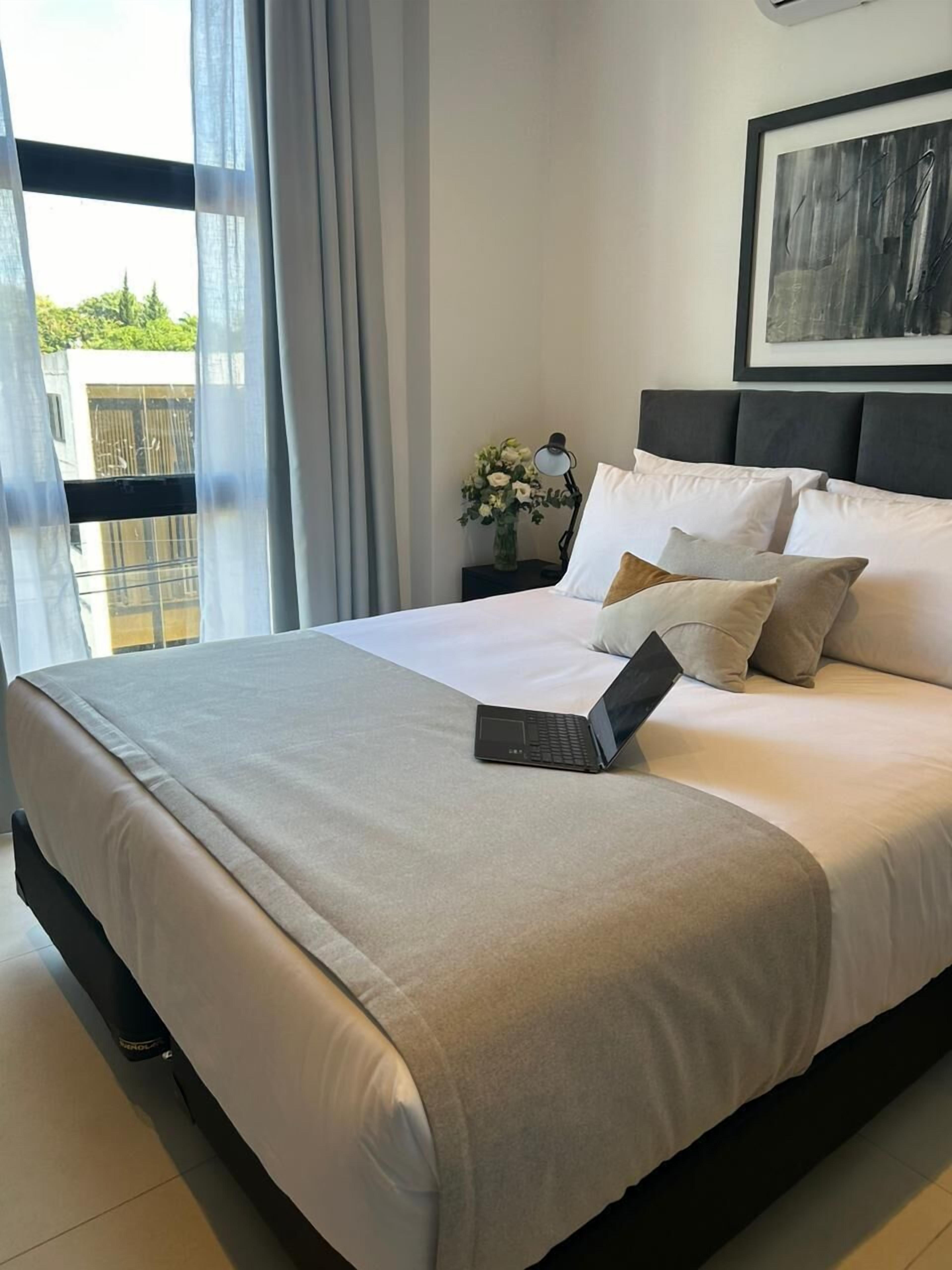 迷你吧、客房内保险箱、办公桌、笔记本电脑工作区