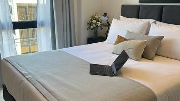 Minibar, caja de seguridad en la habitación y escritorio