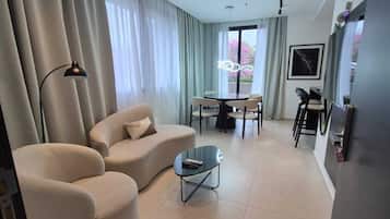 Suite – comfort, 2 soverom, tilpasset bevegelseshemmede, balkong | Oppholdsområde | En 30-tommers smart-TV med digitale kanaler