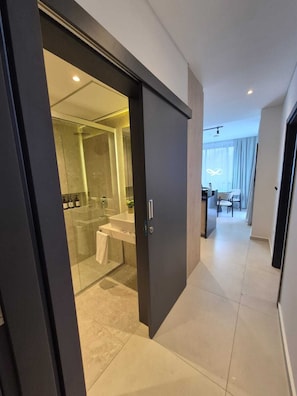 Comfort Suite, 2 Bedrooms, Mobility Accessible, Balcony | 1 bedroom, minibar, in-room safe, desk
