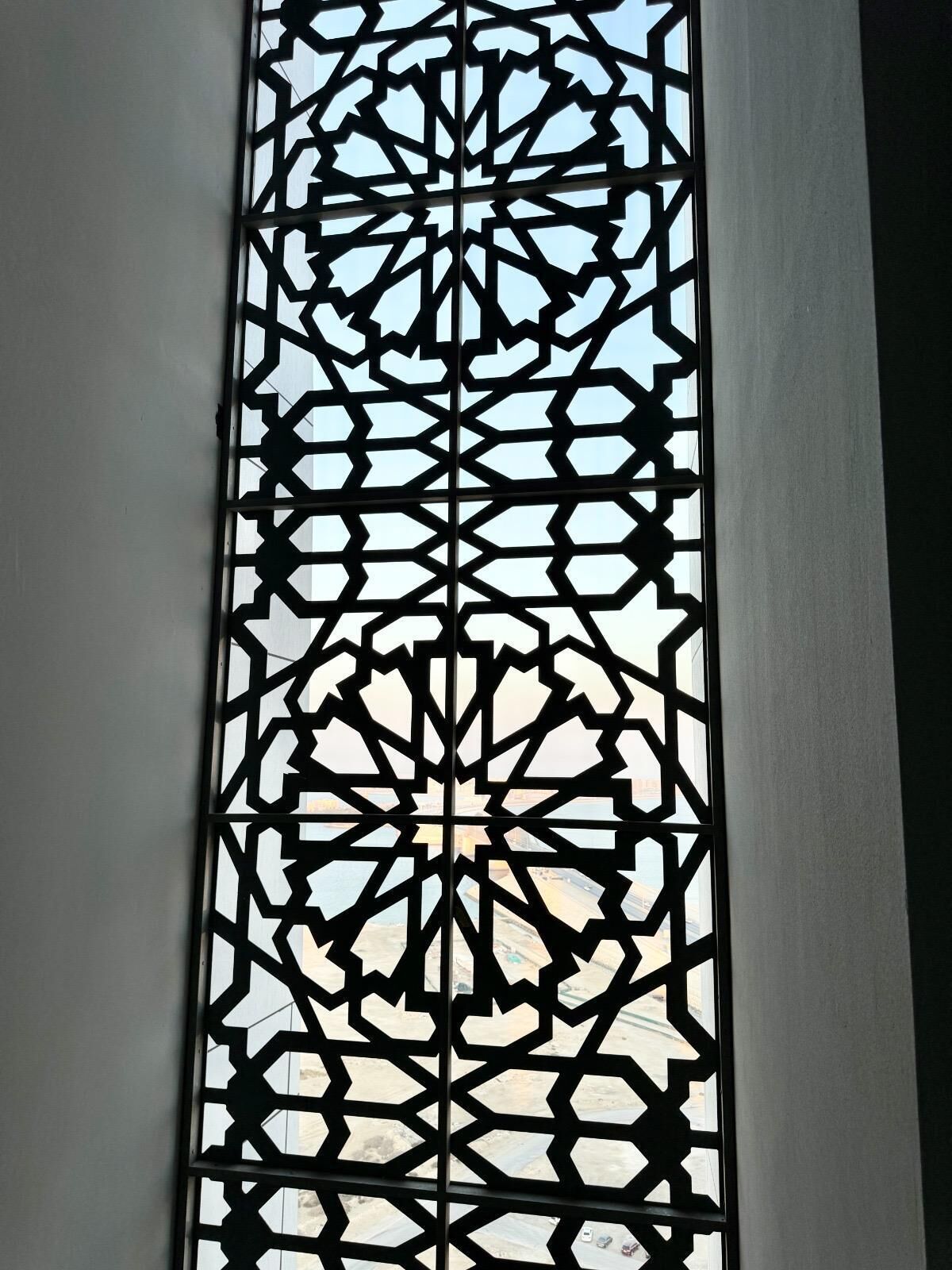 Una ventana con un diseño geométrico.