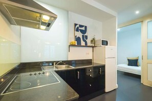 Kühlschrank, Mikrowelle, Wasserkocher mit Kaffee-/Teezubehör, Toaster