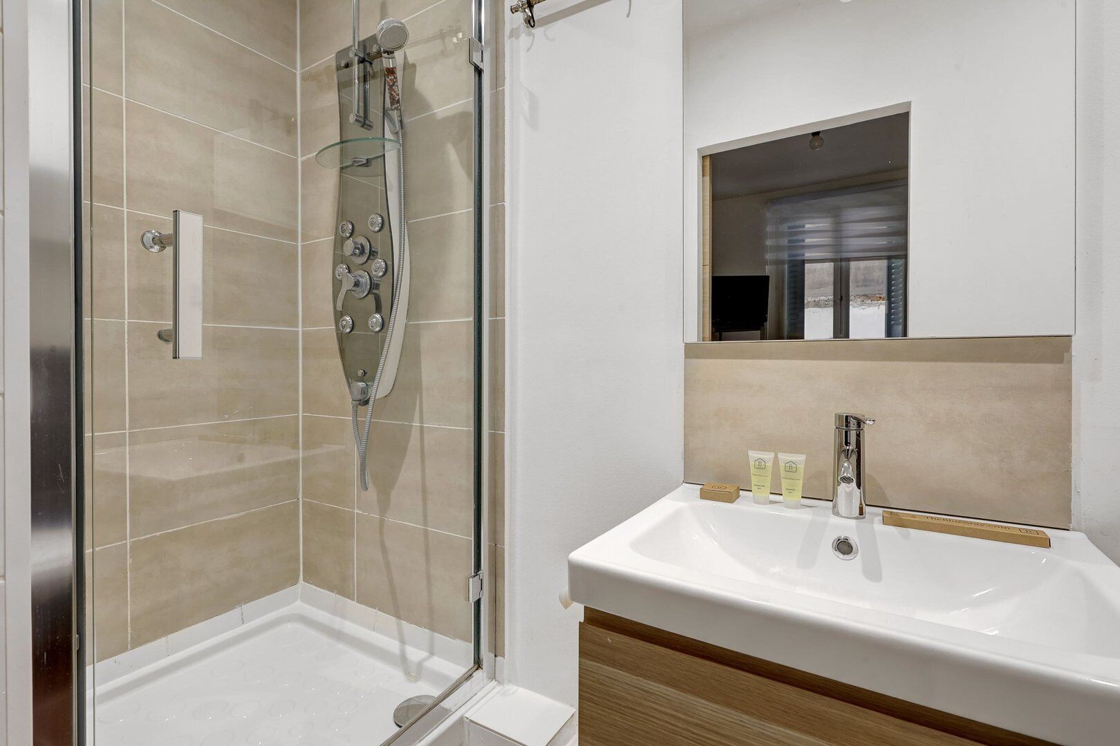 Shower, hair dryer, towels