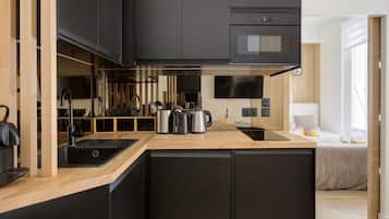 Kühlschrank, Mikrowelle, Wasserkocher mit Kaffee-/Teezubehör, Toaster