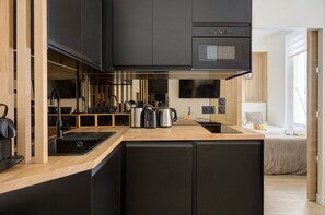 Refrigerador, microondas, cafetera/tetera, tostadora