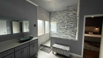 5 bedrooms, desk, iron/ironing board, free WiFi