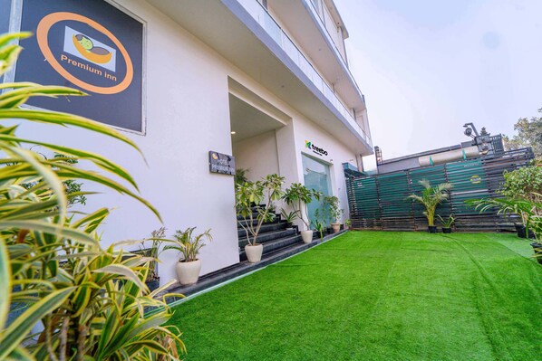 Property entrance - Treebo Premium Inn (Noida)