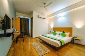 Habitación estándar | Muebles diferentes, escritorio, cortinas blackout y ropa de cama 