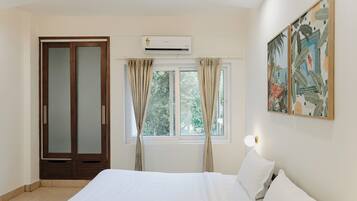 3 bedrooms, desk, iron/ironing board, WiFi